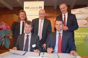 Frank Schmetzke und Caspar Baumgart von der Landwerke MV Breitband GmbH, , Energieminister Christian Pegel, Landrat Michael Sack und Marc Walter von der atene KOM unterzeichnen den Vertrag.
