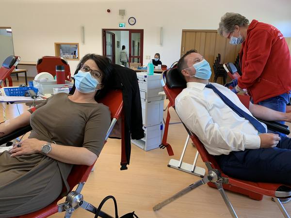 Sozialdezernentin Karina Kaiser und Bildungsdezernent Dietger Wille spenden Blut