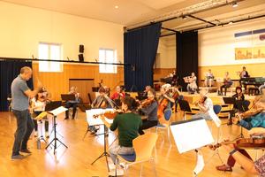 Dirigent Steffen Tast verlangte seinen Musikern viel ab und f&uuml;hrte das Orchester zu einem sehr guten Klangergebnis.