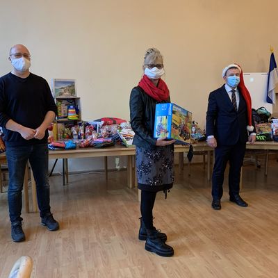 &Uuml;bergabe Weihnachtsspenden Anklam: v.l. Matthias Freitag, Personalrat, Martina Ebert, Tafel Anklam und Dietger Wille, Vizelandrat. Foto: Anke Radlof
