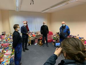 &Uuml;bergabe Weihnachtsspenden Greifswald: li. und re. Mitarbeiter der Tafel Greifswald, Mitte li. Herr Landrat Michael Sack, Mitte re. Herr Matthias Freitag. Foto: Anke Radlof