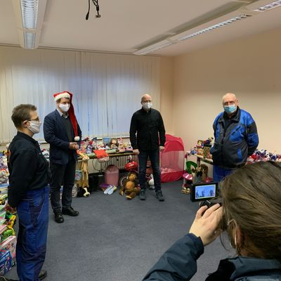 &Uuml;bergabe Weihnachtsspenden Greifswald: li. und re. Mitarbeiter der Tafel Greifswald, Mitte li. Herr Landrat Michael Sack, Mitte re. Herr Matthias Freitag. Foto: Anke Radlof