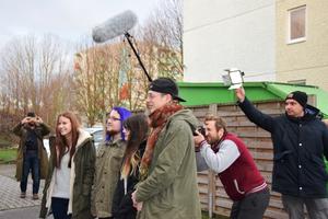Auszubildendeder Medie- und Informatikschule drehen einen Videoclip zum Polizeiberuf.