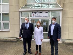 Foto Pressestelle LK V-G: Gesundheitsminister Harry Glawe nimmt zusammen mit Landrat Michael Sack und der medizinischen Leiterin Dr. Roswitha Bruns das Impfzentrum Greifswald in Augenschein.