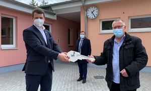 Foto: Landrat Michael Sack und Bildungsdezernent Dietger Wille &uuml;berreichen den symbolischen Schl&uuml;ssel zum Neubau an Schulleiter Michael Belz.