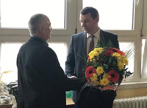 Landrat Michael Sack veraschiedet den langjährigen Leiter des Beruflichen Bildungszentrums Greifswald, Jens Mattner.