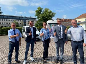 Foto Pressestelle LK-VG (v.l.n.r.): Gesch&auml;ftsf&uuml;hrer MVG Torsten Grahn, Aufsichtsvorsitzender Dr. Stephen Bunge, B&uuml;rgermeisterin von Strasburg Heike Hammermeister-Friede, Landrat Michael Sack und Gesch&auml;ftsf&uuml;hrer VVG Dirk Zabel bei der Vorstellung des erweiterten Angebots des ILSE-Busses