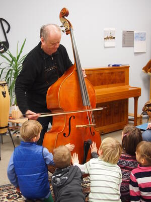 Musikschule_W.Graupner_stellt_den_Bass_vor