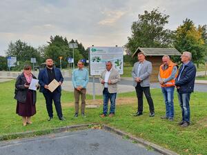 Foto: Pressestelle LK-VG: Vizelandrat J&ouml;rg Hasselmann und Projektverantwortlicher Carl-Moritz Bandt weihen gemeinsam mit weiteren Akteuren die Grenzallee ein.