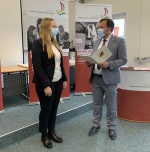 Foto Pressestelle V-G: Dietger Wille gratuliert Evelyn Barz zum erfolgreichen Abschluss ihrer Ausbildung mit Studium in der Kreisverwaltung und ernennt sie zur Beamtin (Kreisverwaltungsinspektorin).