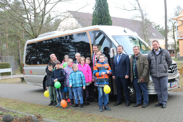 Landrat Michael Sack und Bildungsdezernent Dietger Wille übergeben den neuen Bus an die Förderschule in Zirchow.