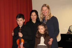Emil Bèla Backhaus Violine, mit Lehrerin Annerose Kolkwitz. Korrepetitorin ist Yumiko Nakajima-Backhaus