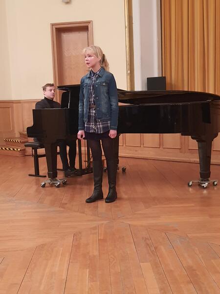 Lina Bahr (Gesang) und Arkadiusz Godzinski (am Fl&uuml;gel)