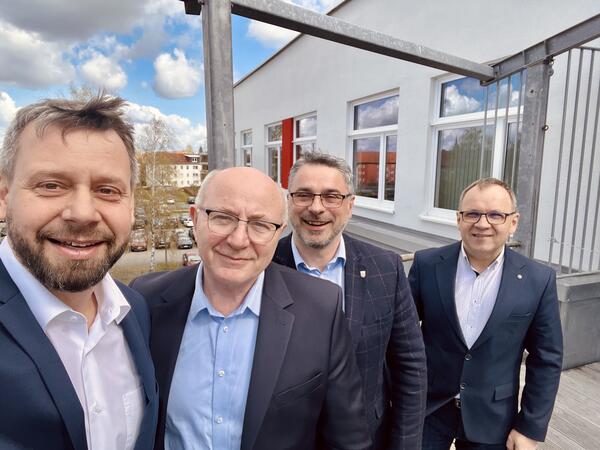 v.l. Landrat Michael Sack; Landrat von Walcz, Bogdan Walkiewicz; Piotr Pawlik, B&uuml;rgermeister der Stadt Miroslawiec; Piotr Filipiak, Leiter der Berufsschule in Walcz