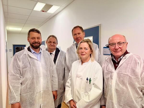 v.l. Landrat Michael Sack; Frank Bretsch, stellv. Landrat Uckermark; Heiko Mira&szlig;, Parlamentarischer Staatssekret&auml;r f&uuml;r Vorpommern und das &ouml;stliche Mecklenburg; Prof. Dr. Beatrice Gro&szlig;johann von der FPS Anklam GmbH und Bogdan Walkiewicz, Landrat von Walcz