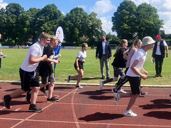Der Landrat Vorpommern-Greifswalds Michael Sack &uuml;berzeugte sich von der sportlichen Leistung der Sch&uuml;ler bei den j&auml;hrlichen Sportabzeichen-Tagen des KSB V-G e. V.