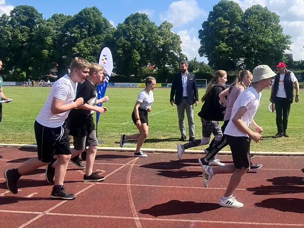 Der Landrat Vorpommern-Greifswalds Michael Sack überzeugte sich von der sportlichen Leistung der Schüler bei den jährlichen Sportabzeichen-Tagen des KSB V-G e. V.