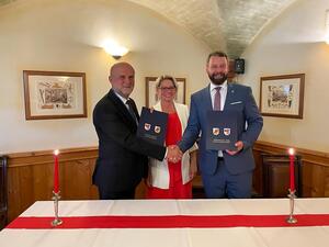Vertragsunterzeichnung: Krzysztof Lis, Landrat des Kreises Szczecinek, Kreistagspr&auml;sidentin Sandra Nachtweih und Michael Sack, Landrat des Landkreises Vorpommern-Greifswald
