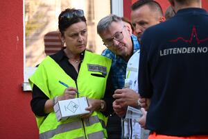 Die Berufsfeuerwehr Greifswald, der Eigenbetrieb Rettungsdienst Vorpommern-Greifswald mit den Dienstgruppen Nord der Leitenden Not&auml;rzte und Organisatorischen Leiter Rettungsdienst, das Gesundheitsamt Vorpommern-Greifswald und das Friedrich-Loeffler-Institut &uuml;bten gemeinsam f&uuml;r den Notfall.