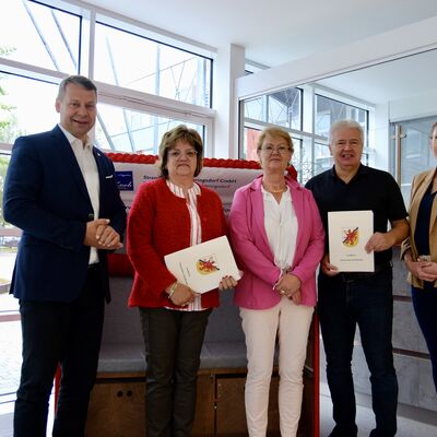 Foto (v.l.n.r.): Landrat Michael Sack, Martina Laage (Sachgebietsleiterin Finanzen/Ambulante Altenhilfe/Beratungsstellen DRK UER), Kira Quas (Leiterin Schuldnerberatung DRK OVP-HGW), Thomas Pohlers (Gesch&auml;ftsf&uuml;hrer DRK OVP-HGW), Kathrin Potratz-Scheiba (Leiterin des Sozialamtes LK VG)