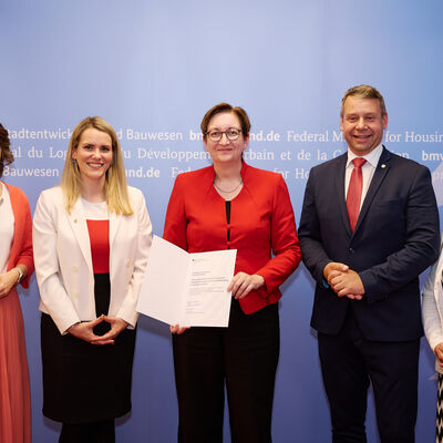 Foto: &copy; Hennig Schacht (v.l.n.r.): Parlamentarische Staatssekret&auml;rin Elisabeth Kaiser MdB, Annemarie Mielke (Wirtschaftsf&ouml;rderung LK VG), Bundesministerin Klara Geywitz, Vorpommern-Greifswalds Landrat Michael Sack, Karen Hoppenrath (Wirtschaftsf&ouml;rderung LK VR)
