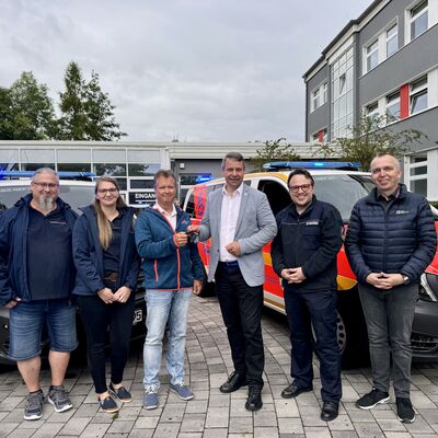 Foto (v.l.n.r.): Ulf Hoffmann (LK VG), Melanie Putzar (LK VG), J&ouml;rg Bohnhoff (Gesch&auml;ftsf&uuml;hrer DRK KV Uecker-Randow e.V.), Landrat Michael Sack, Dr. Timm Laslo (Leiter Eigenbetrieb Rettungsdienst LK VG), Frank Wodrich (Leiter Rettungsdienst DRK KV Uecker-Randow e.V.)
