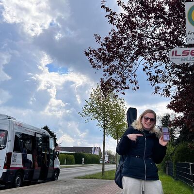 Emily Mennicke ist regelm&auml;&szlig;ig mit dem Rufbus ILSE unterwegs. Sie sch&auml;tzt die Flexibilit&auml;t des Rufbusses und die anwenderfreundliche App.