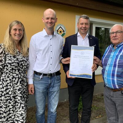 Jugendamtsleiterin Viola Hell, Hardy Kundschaft, Leiter des Eigenbetriebes Jugendbildungs- und Begegnungsst&auml;tten des Landkreises, Landrat Michael Sack und Auditor Reinhard Schwarz