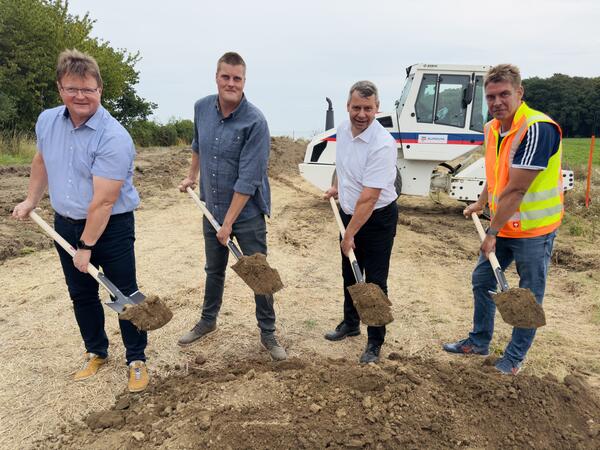 Foto (v.l.n.r.): Jan Schn&uuml;rle, B&uuml;rgermeister Philipp Buchheister (Gem. Loissin), Landrat Michael Sack, Sebastian Warnke