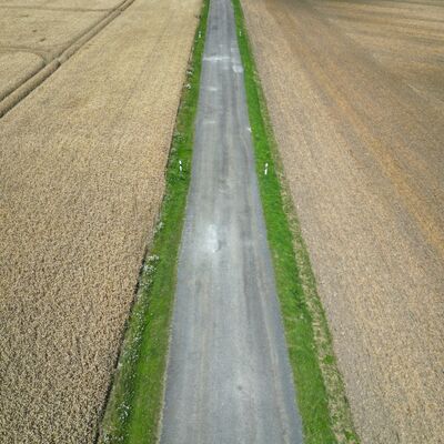 Blick auf die unsanierte Kreisstra&szlig;e VG 4 zwischen Jarmshagen und Levenhagen