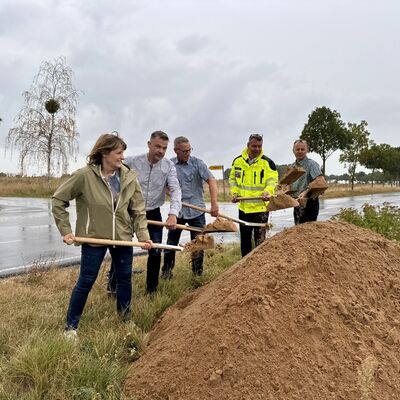 Foto (v.l.n.r.): Doris Gustav (Ingenieurb&uuml;ro Schmidt + Partner), Matthias Braun (Bauunternehmen Ruff aus L&ouml;cknitz), Eckart Rothe (Bauausschussvorsitzender L&ouml;cknitz), Landrat Michael Sack, Michael Wei&szlig; (Ortsteilb&uuml;rgermeister Wollin-Friedefeld)
