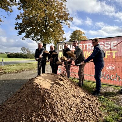 Foto (v.l.n.r.): Olaf Hecht (Bauausschuss Gemeinde Daberkow), Andr&eacute; Werner (B&uuml;rgermeister Jarmen), Robert Paries (Georg Koch GmbH), Landrat Michael Sack, Thomas Kr&ouml;chert (B&uuml;rgermeister Gemeinde Daberkow)