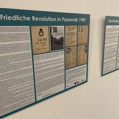 Sonderausstellung anl&auml;sslich 35 Jahre Friedliche Revolution zu sehen in der VHS in Pasewalk_Foto 1 Ausstellung