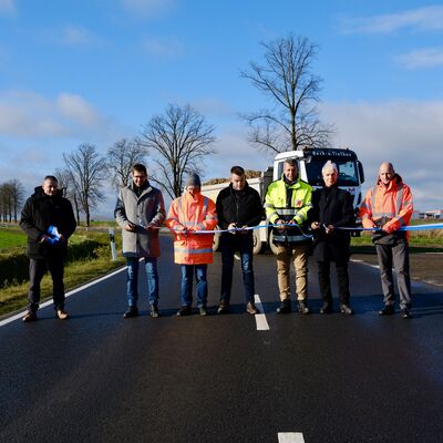 Foto (v.l.n.r.): Udo Sch&ouml;nherr (LK VG), B&uuml;rgermeister Danny Rodewald, Henry Stegemann (Stra&szlig;enbauamt Neustrelitz), Matthias Braun (Firma Ruff), Landrat Michael Sack, Norbert Ruff, Holger Gro&szlig; (Neuhaus&Partner)