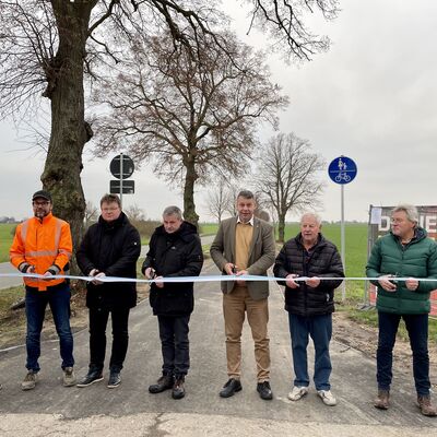 Foto (v.l.n.r.): Paul Gutsche (Landkreis V-G), Olaf Brentf&uuml;hrer (Bauausf&uuml;hrung Georg Koch), Jan Schn&uuml;rle (Ingenieurb&uuml;ro Bautechnik Wolgast), Udo Sch&ouml;nherr (Landkreis V-G), Landrat Michael Sack, Friedo Schellin (Gemeindevertretung Daberkow), Dr. Olaf Hecht (1. stellvertretender B&uuml;rgermeister Daberkow)