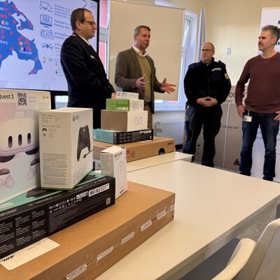 Foto: (v.l.) Stefan Fellechner, Verbandsvorsitzender Kreisfeuerwehrverband VG, Landrat Michael Sack, Lars Cornelius, Teamleiter Brandschutz Landkreis und Markus Reich vom Projekt &raquo;meer.zukunft.seen&laquo;