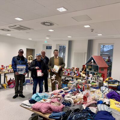Foto (v.l.) Vertreter der G&uuml;tzkower Tafel; Personalratsmitglied Ralf Suhr; Landrat Michael Sack