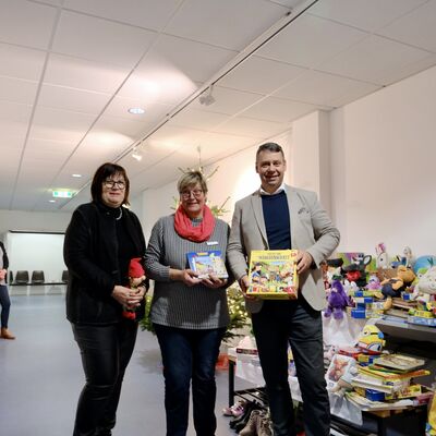 Foto (v.l.) Vorsitzende der Pasewalker Tafel, Hannelore Schiebe; Personalratsvorsitzende, Sabine Reese; Landrat, Michael Sack