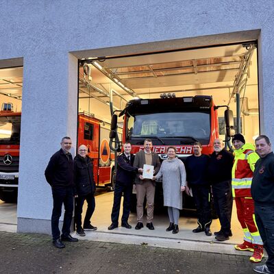 Landrat Michael Sack &uuml;berreichte einen Zuwendungsbescheid an die Freiwillige Feuerwehr Spantekow und B&uuml;rgermeisterin D&ouml;rte M&uuml;ller. Die Gemeinde erh&auml;lt 111.067 Euro f&uuml;r die Beschaffung eines neuen Tankl&ouml;schfahrzeugs (TLF 3000).