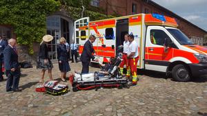 Das niederländische Königspaar Máxima und Willem-Alexander informieren sich "am Einsatzort" über die Notfallmedizin.
