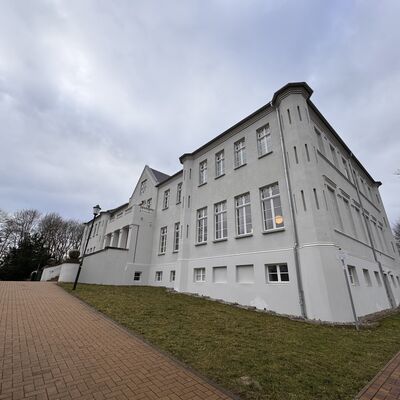 Blick auf das energetisch sanierte Hauptgeb&auml;ude des Gymnasiums G&uuml;tzkow