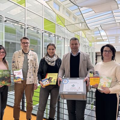 (v.l.n.r.): Elisa Dudda (LK V-G), Eric Hawer (LK V-G), Kathrin Seemann (Vorsitzende F&ouml;rderverein f&uuml;r Suchtkrankenhilfe e.V.), Landrat Michael Sack, Sozialdezernentin Karina Kaiser