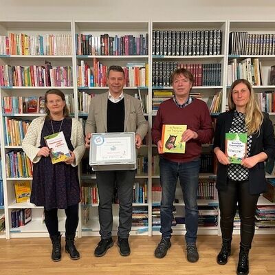 (v.l.n.r.): Kathleen Schnell (Leiterin Bibliothek Ferdinandshof), Landrat Michael Sack, Frank Poch (1. Stellv. B&uuml;rgermeister Ferdinandshof), Viola Hell (Leiterin Jugendamt)