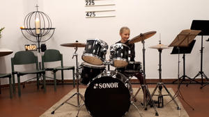 Lara Leder an den Drums