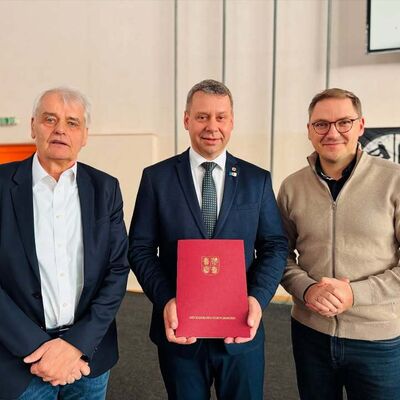 Foto v.l.n.r.: Innen-Staatssekret&auml;r Wolfgang Schm&uuml;lling, Landrat Michael Sack, Chef der Staatskanzlei Patrick Dahlemann