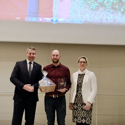 Foto (v.l.n.r.): Landrat Michael Sack, Vereinsvorsitzender Stefan Nadler, Kreistagspr&auml;sidentin Sandra Nachtweih