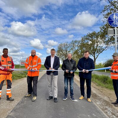 Foto (v.l.n.r.): Nico Wittenberg (Strabag), Falk Otto (Strabag), Landrat Michael Sack, J&uuml;rgen Herrmann (B&uuml;rgermeister Gemeinde Gro&szlig; Kiesow), Jan Schn&uuml;rle (Ingenieurb&uuml;ro Bautechnik Wolgast), J&ouml;rg Hagedorn (LK VG)