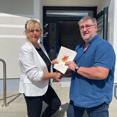 Ordnungsamtsleiterin Norma Pahl &uuml;bergibt den Zuwendungsbescheid an den Gesch&auml;ftsf&uuml;hrer des Kreisdiakonischen Werks Greifswald e.V. J&ouml;rg Raddatz