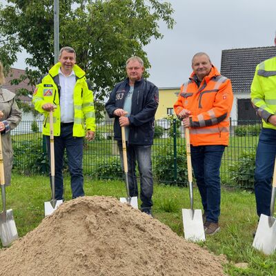 Foto (v.l.n.r.): D&ouml;rte M&uuml;ller (B&uuml;rgermeisterin Gemeinde Spantekow), Landrat Michael Sack, Reinhard G&ouml;tz (B&uuml;rgermeister Gemeinde Butzow), Jens Gebhard (Niederlassungsleiter GP Verkehrswegebau GmbH), Thomas Will (Gesch&auml;ftsf&uuml;hrer Kutiwa Projekt GmbH)
