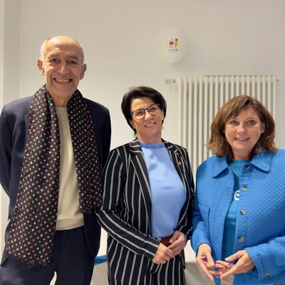 Foto: Peter-Matthias Gaede, Beigeordnete Karina Kaiser, Karin Ritthaler-Praefcke (Leiterin der UNICEF-Arbeitsgruppe Greifswald)